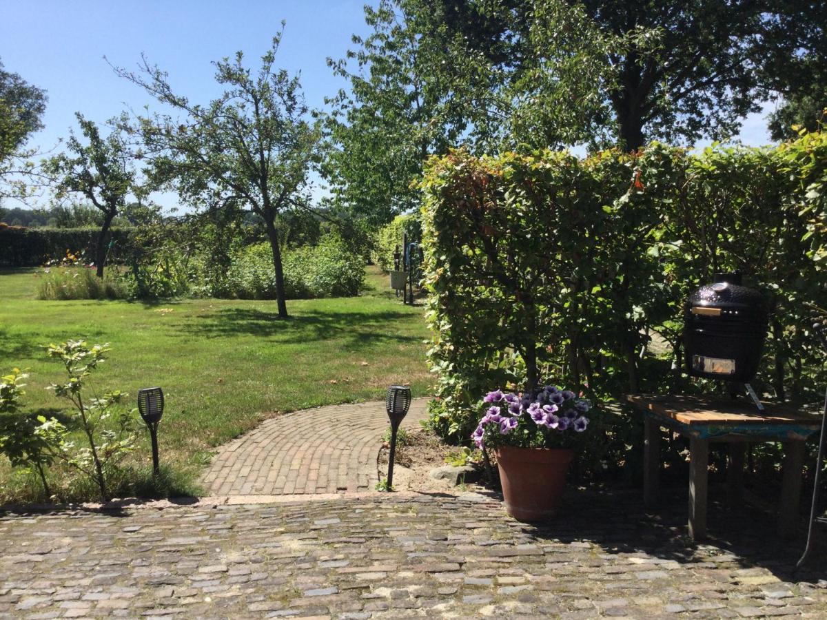 Landelijk Gelegen Huisje Op Erf Veeningen Esterno foto